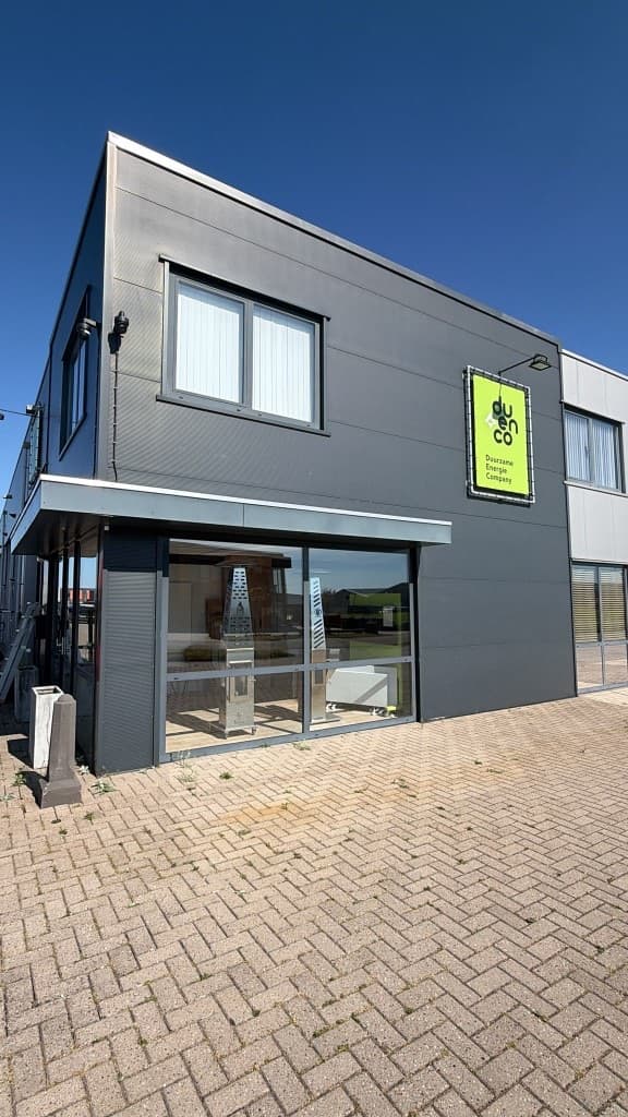 Buitengevel van onze showroom in Heerenveen met bedrijfsnaam op de gevel en Nordheat-modellen achter het glas